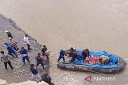 Ditpolairud Polda Aceh sediakan perahu karet untuk penyeberangan bantuan banjir Bireuen