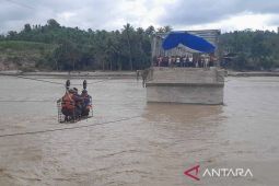 Update Banjir Aceh, Warga nyebrang gunakan gondola darurat di Teupin Mane