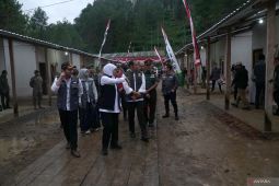 Gubernur Jawa Timur tinjau Huntara Trenggalek