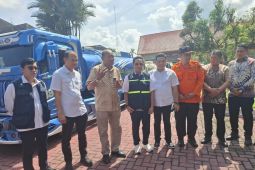 Wamen Kesehatan dan Bupati Langkat lepas 20 truk angkut air bersih ke terdampak banjir