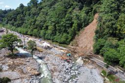 Jalur lintas Lembah Anai masih ditutup total akibat banjir bandang