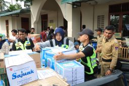 Kemenhub menyalurkan bantuan logistik bagi korban bencana di Sumatera
