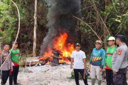 Polisi di Jambi bersama masyarakat bakar alat PETI di Kabupaten Bungo