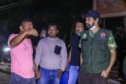 Mualem terobos banjir Aceh Tamiang antar bantuan tengah malam