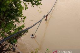 Warga Sayur Matinggi pertaruhkan nyawa demi sambung aliran air bersih pascabanjir