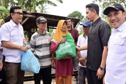 Bupati Lamsel salurkan bantuan bagi korban angin puting beliung