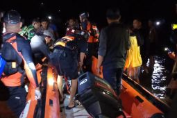 Tim SAR evakuasi pemancing hilang di perairan Lombok Barat