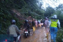 Polisi mengamankan jalur utama Banjarwangi di Garut yang tertutup longsor