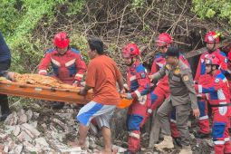 Petugas evakuasi lansia terjebak reruntuhan bangunan di Tambora