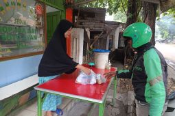 Tolak Raperda KTR, pedagang warteg di Jakarta gelar aksi bagi-bagi nasi bungkus