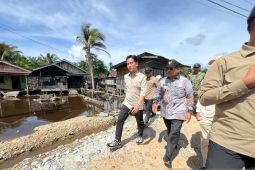 VP Gibraninspects collapsed bridge as Aceh flood recovery ramps up