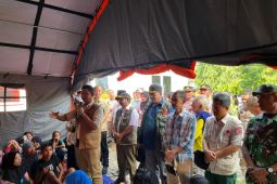 Kepala BNPB kunjungi warga pengungsi di halaman Kantor Camat Hinai