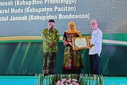 Khofifah serahkan "Masjid Award 2025" pada 31 masjid