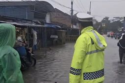 Polresta Bandung rekayasa arus lalu lintas pada ruas jalan tergenang banjir