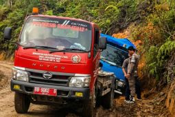 Bantuan pangan tembus ke Parmonangan lewat medan ekstrem