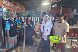 Pengungsi bencana banjir di Beuringen Pidie Jaya dijamu "kuah beulangong"