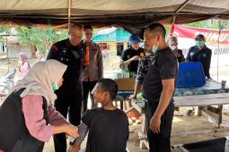 Polda Sumut lakukan pemeriksaan kesehatan korban banjir di Batang Toru