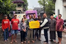 DPRD Jatim serahkan bantuan alat dan mesin petani Kediri