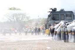 Polda Maluku simulasi unjuk rasa perkuat kesiapsiagaan personel