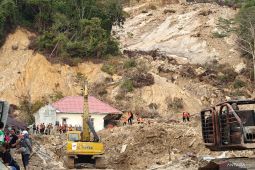 Divan tertimbun longsor setelah selamatkan ayah stroke