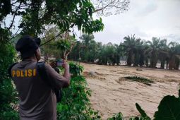 Air Sungai Batang Nanggang di Kabupaten Agam meluap, seret jembatan darurat