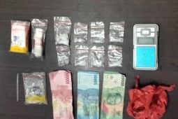 Di tengah suasana banjir  di Secanggang  Polsek setempat tangkap pemilik sabu