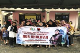 Anggota DPRD Tanah Bumbu bagikan bak sampah saat reses