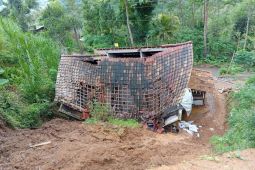 Tanah longsor rusak satu rumah di Pule Trenggalek