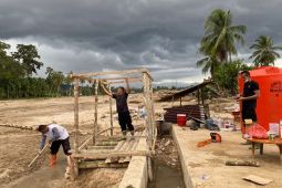 Brimob Sumut bangun MCK di Bantang Toru jaga kesehatan pasca-bencana