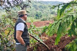 Bupati DS pimpin pencarian tiga warga tertimbun longsor Arjasari Bandung