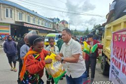 Polres Jayawijaya gelar Gerakan Pangan Murah sambut hari raya Natal 2025