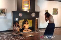 Puluhan seniman unjuk karya "Bumi" di Galeri Surabaya
