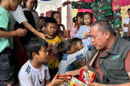 Wali Kota Bekasi serahkan langsung bantuan logistik ke Sumbar