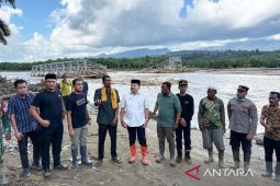 110 KK warga Gunong Kong Nagan Raya terisolasi akibat putusnya jembatan