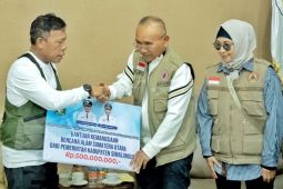 Bupati Simalungun serahkan bantuan kemanusiaan kepada korban bencana di Tapteng