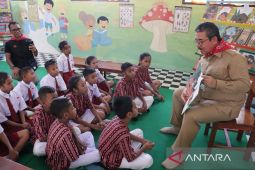 Pemprov Maluku salurkan bantuan kapal cepat untuk literasi dan alsintan di Saparua