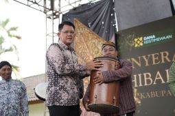 Pemkab Sleman menyerahkan hibah alat musik bagi kelompok budaya