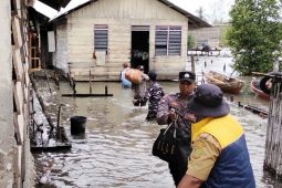 Banjir Rob di Lingga, Polres kerahkan personel bantu warga