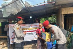 Ditreskrimsus Polda Kepri bagikan paket sembako ke masyarakat duafa
