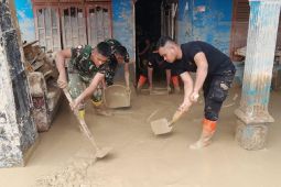 Brimob Sumut gencarkan pembersihan pemukiman di Tapsel pasca-banjir