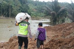 Merawat solidaritas seorang polisi di tengah bencana
