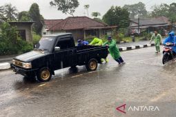 Polres Bangka Barat pantau jalan tergenang air  cegah kecelakaan