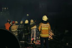 Kebakaran di Bandung hari ini: 12 mobil atasi kebakaran gudang besi tua
