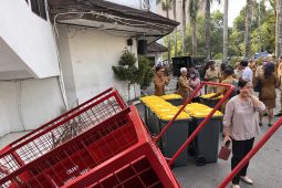 Pemkot Ambon salurkan sejumlah bantuan sosial kepada masyarakat untuk bersihkan lingkungan