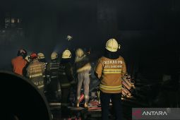 12 mobil pemadam diterjunkan atasi kebakaran gudang besi tua di Bandung Kulon