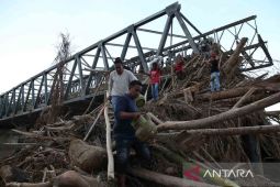 Prabowo pacu penyelesaian jembatan "bailey" untuk buka akses desa terisolir