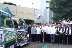 Banjir Sumatera, Kementan dan SGN salurkan 10 truk gula hingga makanan