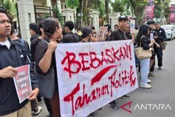 Mahasiswa Jember minta majelis hakim bebaskan demonstran