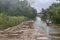 Material proyek di Tungkap Balangan ganggu pengendara jalan