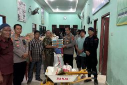 Polres Langkat kirim sembako dan air bersih warga terdampak banjir di Desa Bukit Mas Besitang